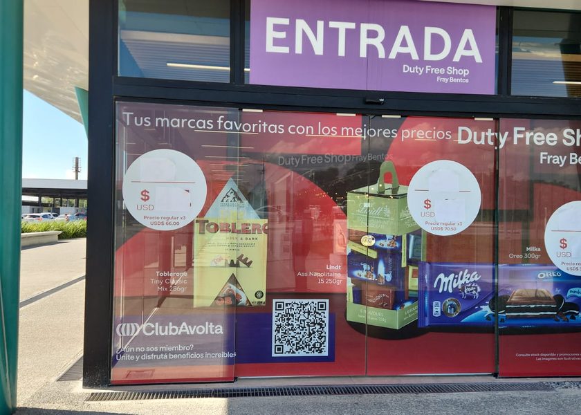 Vidriera promocional con vinilo impreso y código QR